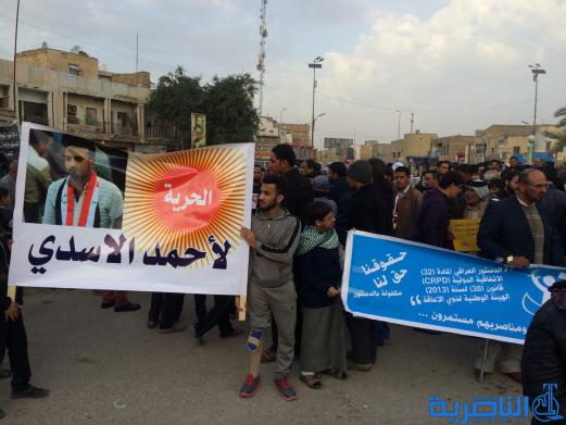 بالصور : متظاهرو الناصرية يجددون مطالبتهم بالاصلاح الحكومي بعد مرور عام 