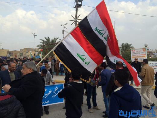 بالصور : متظاهرو الناصرية يجددون مطالبتهم بالاصلاح الحكومي بعد مرور عام 