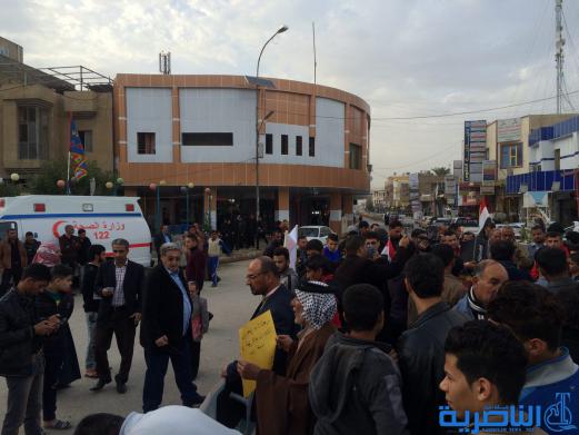 بالصور : متظاهرو الناصرية يجددون مطالبتهم بالاصلاح الحكومي بعد مرور عام 