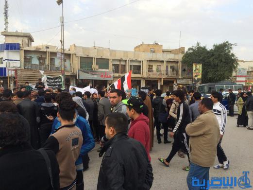 بالصور : متظاهرو الناصرية يجددون مطالبتهم بالاصلاح الحكومي بعد مرور عام 