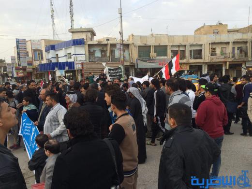 بالصور : متظاهرو الناصرية يجددون مطالبتهم بالاصلاح الحكومي بعد مرور عام 