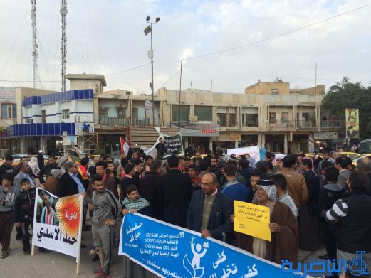 بالصور : متظاهرو الناصرية يجددون مطالبتهم بالاصلاح الحكومي بعد مرور عام 