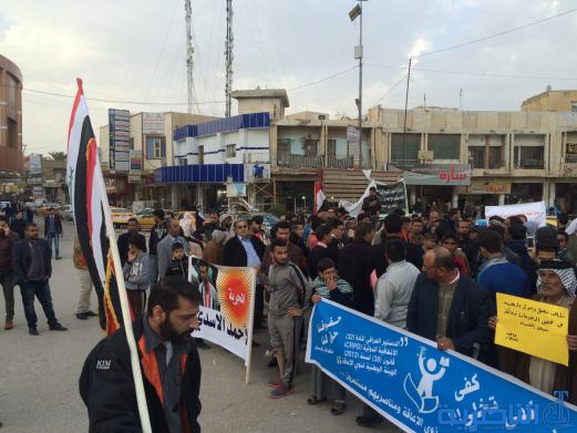 بالصور : متظاهرو الناصرية يجددون مطالبتهم بالاصلاح الحكومي بعد مرور عام 