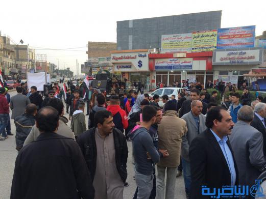 بالصور : متظاهرو الناصرية يجددون مطالبتهم بالاصلاح الحكومي بعد مرور عام 