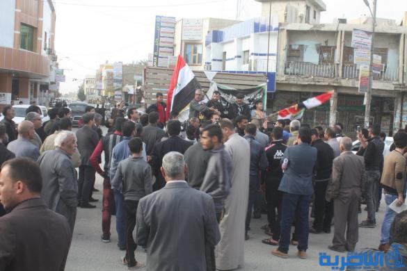 بالصور : العشرات يتظاهرون في الناصرية للمطالبة باصلاح الخدمات في المحافظة 