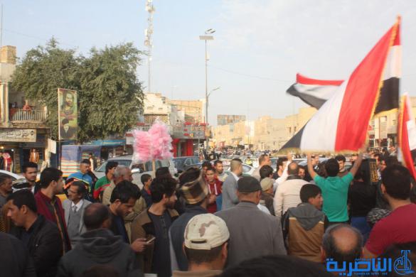 بالصور : العشرات يتظاهرون في الناصرية للمطالبة باصلاح الخدمات في المحافظة 