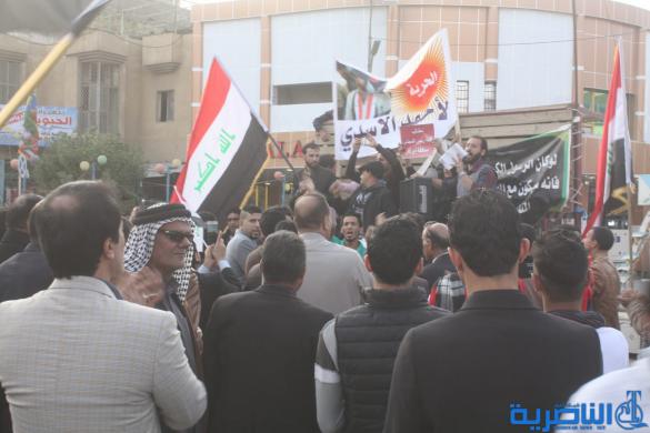 بالصور : العشرات يتظاهرون في الناصرية للمطالبة باصلاح الخدمات في المحافظة 