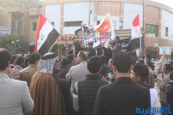 بالصور : العشرات يتظاهرون في الناصرية للمطالبة باصلاح الخدمات في المحافظة 