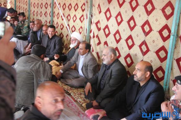 بالصور :محافظ ذي قار يشيد بخدام الحسين ويشاركهم بمد اطول سفرة ثواب بطول 65 كم