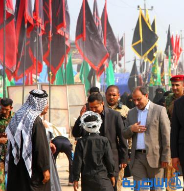 بالصور :محافظ ذي قار يشيد بخدام الحسين ويشاركهم بمد اطول سفرة ثواب بطول 65 كم
