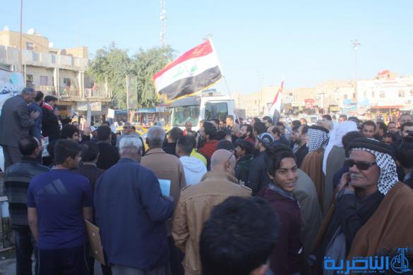 بالصور:العشرات يتظاهرون في الناصرية للمطالبة بمحاكمة الفاسدين وتقديم الخدمات 