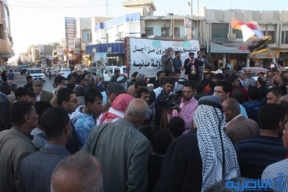 بالصور:العشرات يتظاهرون في الناصرية للمطالبة بمحاكمة الفاسدين وتقديم الخدمات 