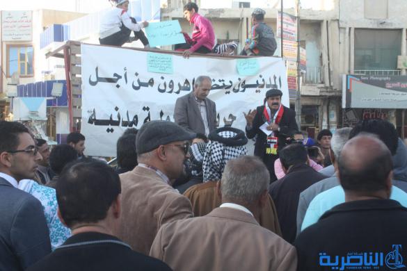 بالصور:العشرات يتظاهرون في الناصرية للمطالبة بمحاكمة الفاسدين وتقديم الخدمات 