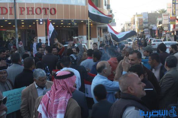 بالصور:العشرات يتظاهرون في الناصرية للمطالبة بمحاكمة الفاسدين وتقديم الخدمات 