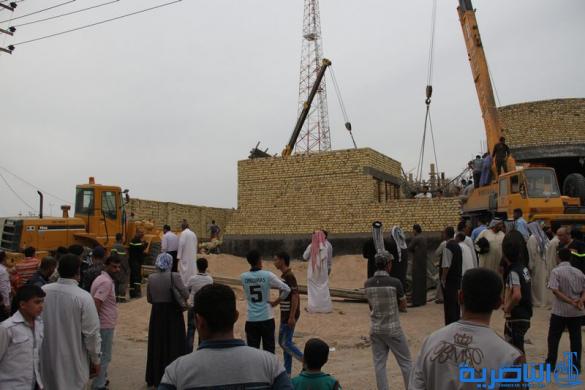 الدفاع المدني ينتشل جثتي عاملي البناء من تحت انفاض المجلس البلدي في الناصرية - تقرير مصور - 