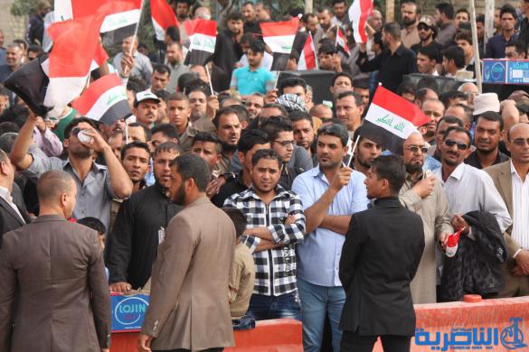 بالصور : الالاف يتجمعون امام مجلس ذي قار تنديدا بالفساد 