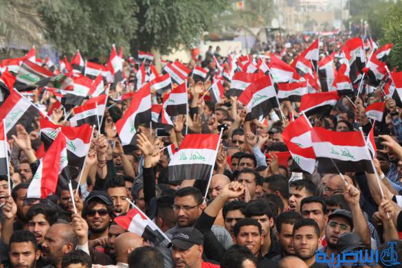بالصور : الالاف يتجمعون امام مجلس ذي قار تنديدا بالفساد 
