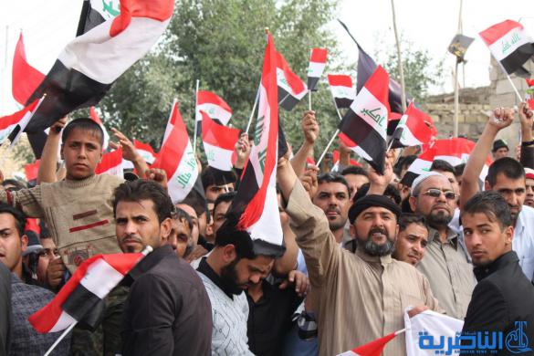 بالصور : الالاف يتجمعون امام مجلس ذي قار تنديدا بالفساد 