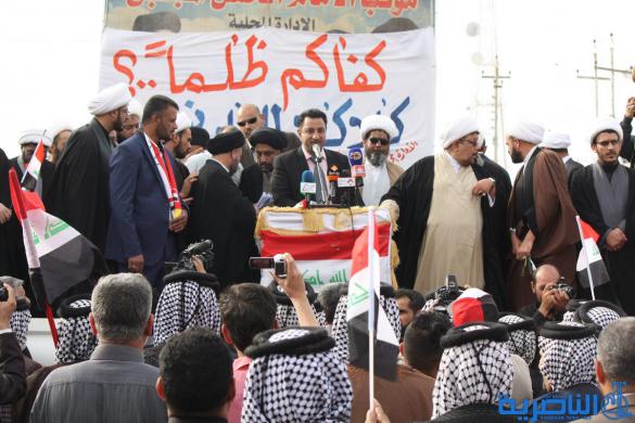 بالصور : الالاف يتجمعون امام مجلس ذي قار تنديدا بالفساد 