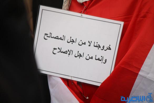 بالصور : الالاف يتجمعون امام مجلس ذي قار تنديدا بالفساد 