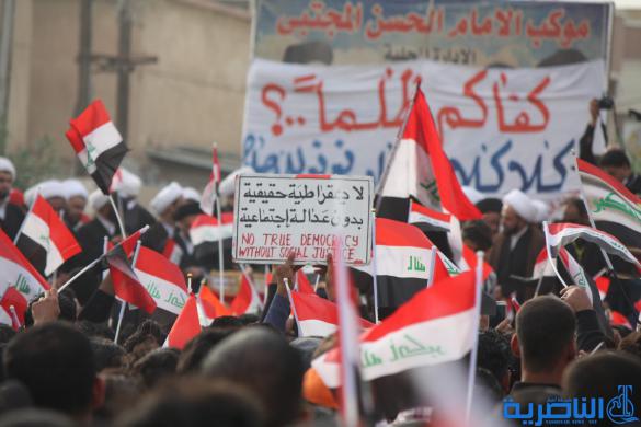 بالصور : الالاف يتجمعون امام مجلس ذي قار تنديدا بالفساد 
