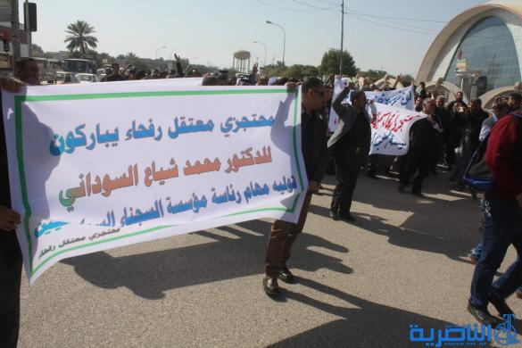 العشرات من محتجزي رفحاء يتظاهرون في الناصرية للاسراع بصرف امتيازاتهم - تقرير مصور -