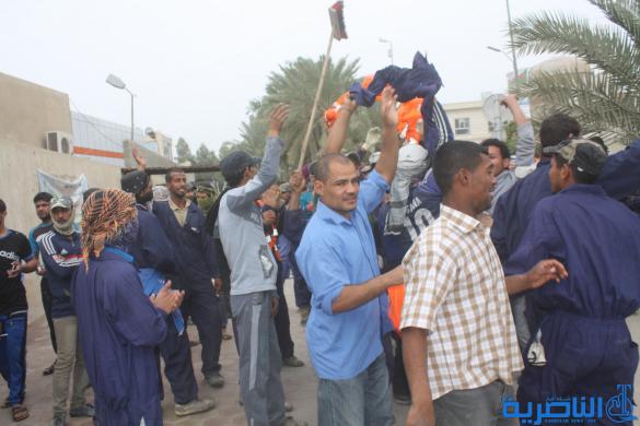 عمال البلدية في الناصرية يتظاهرون للمطالبة بزيادة رواتبهم _ تقرير مصور _