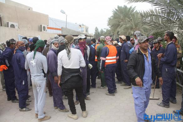عمال البلدية في الناصرية يتظاهرون للمطالبة بزيادة رواتبهم _ تقرير مصور _