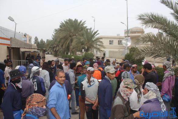 عمال البلدية في الناصرية يتظاهرون للمطالبة بزيادة رواتبهم _ تقرير مصور _