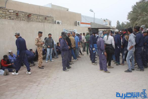 عمال البلدية في الناصرية يتظاهرون للمطالبة بزيادة رواتبهم _ تقرير مصور _