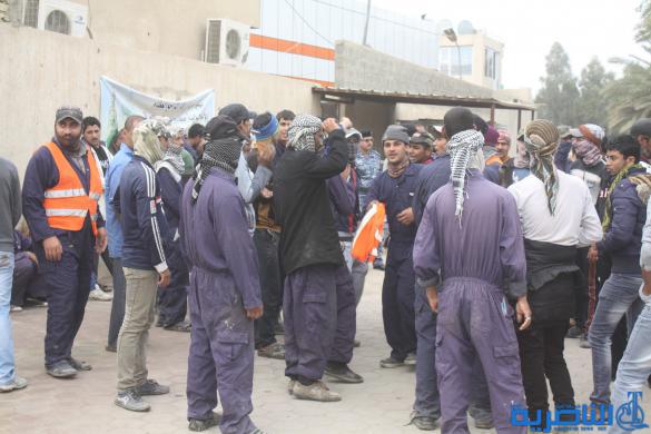 عمال البلدية في الناصرية يتظاهرون للمطالبة بزيادة رواتبهم _ تقرير مصور _
