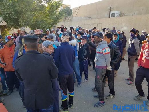 العشرات من عمال بلدية الناصرية يتظاهرون للمطالبة باطلاق رواتبهم المتاخرة - تقرير مصور -
