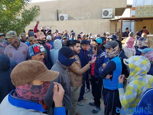 العشرات من عمال بلدية الناصرية يتظاهرون للمطالبة باطلاق رواتبهم المتاخرة - تقرير مصور -