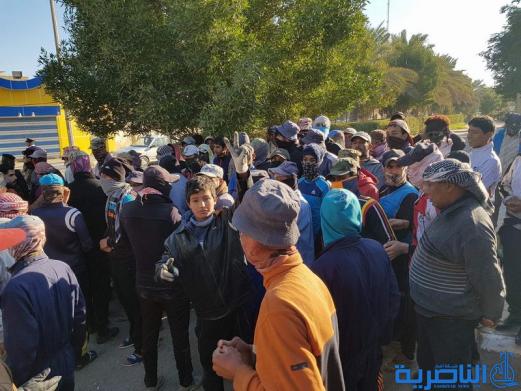 العشرات من عمال بلدية الناصرية يتظاهرون للمطالبة باطلاق رواتبهم المتاخرة - تقرير مصور -