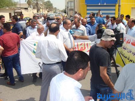 مقالو ذي قار والتجار ورجال الاعمال واصحاب الشركات المحلية تظاهروا امام مبنى المحافظة للمطالبة بزيادة التخصيصات المالية وتسديد مستحقاتهم