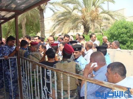 مقالو ذي قار والتجار ورجال الاعمال واصحاب الشركات المحلية تظاهروا امام مبنى المحافظة للمطالبة بزيادة التخصيصات المالية وتسديد مستحقاتهم