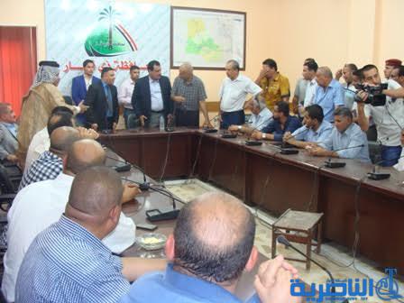 مقالو ذي قار والتجار ورجال الاعمال واصحاب الشركات المحلية تظاهروا امام مبنى المحافظة للمطالبة بزيادة التخصيصات المالية وتسديد مستحقاتهم