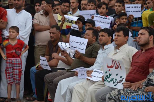 خريجون ينظمون وقفة احتجاجية للمطالبة بتعيينهم في حقل الغراف النفطي-تقرير مصور-