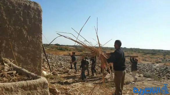 بالصور :خلاف عشائري يدفع بمعلمين وطلبة لبناء مدرسة خاصة بهم من الطين في ذي قار