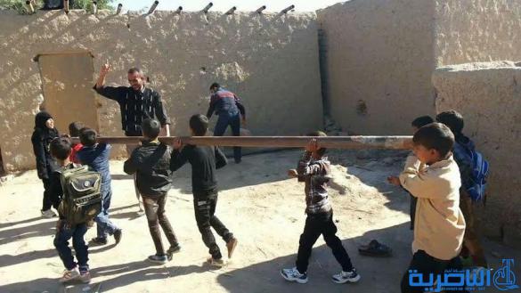 بالصور :خلاف عشائري يدفع بمعلمين وطلبة لبناء مدرسة خاصة بهم من الطين في ذي قار