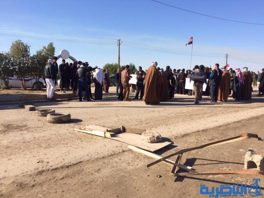 متظاهرون في الناصرية يقطعون طريقا رئيسيا للمطالبة بالخدمات - تقرير مصور -