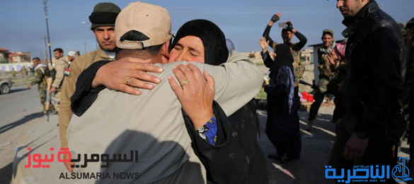 بالصور.. محررو العلم يستقبلون النازحين العائدين بالعناق