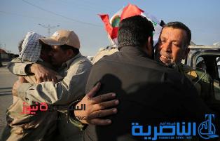 بالصور.. محررو العلم يستقبلون النازحين العائدين بالعناق