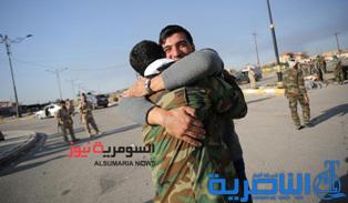 بالصور.. محررو العلم يستقبلون النازحين العائدين بالعناق