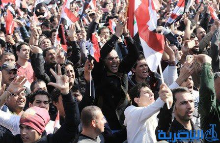 بالصور .. موجات المتظاهرين تضرب أسوار المنطقة الخضراء وتسمع صوتها