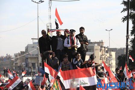 بالصور .. موجات المتظاهرين تضرب أسوار المنطقة الخضراء وتسمع صوتها