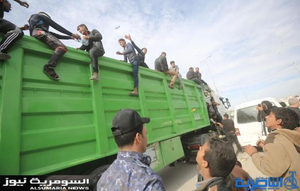 بالصور.. عربات عسكرية تتزاحم لنقل زوار الأربعينية