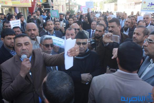 معلمو ذي قار ينظمون وقفة احتجاجية ضد التجاوزات التي تطالهم من قبل اولياء الامور - تقرير مصور -