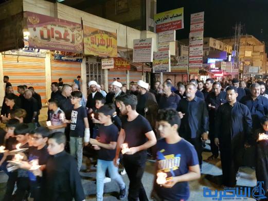 بالصور:موكب جمعية التضامن الاسلامي يحيي ليلة الحادي عشر من المحرم بمسيرة من الشموع