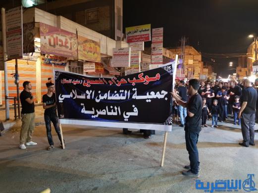 بالصور:موكب جمعية التضامن الاسلامي يحيي ليلة الحادي عشر من المحرم بمسيرة من الشموع